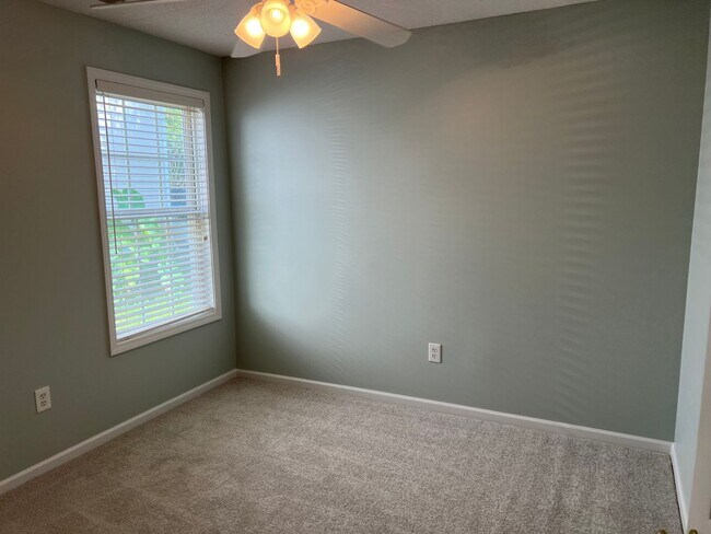 Building Photo - Beautiful Lake Side Location! Lake Linden ...