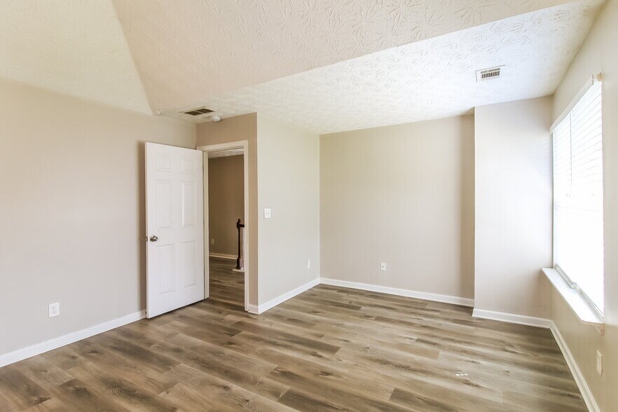 Building Photo - 3505 Creekview Dr