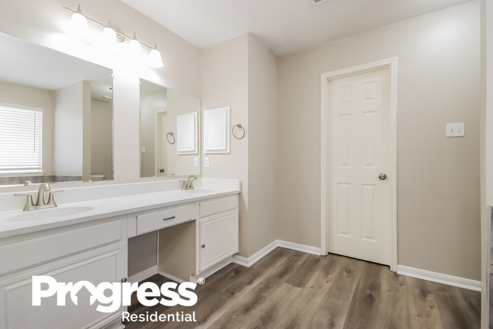 Building Photo - 18450 Hollow Oaks Cir