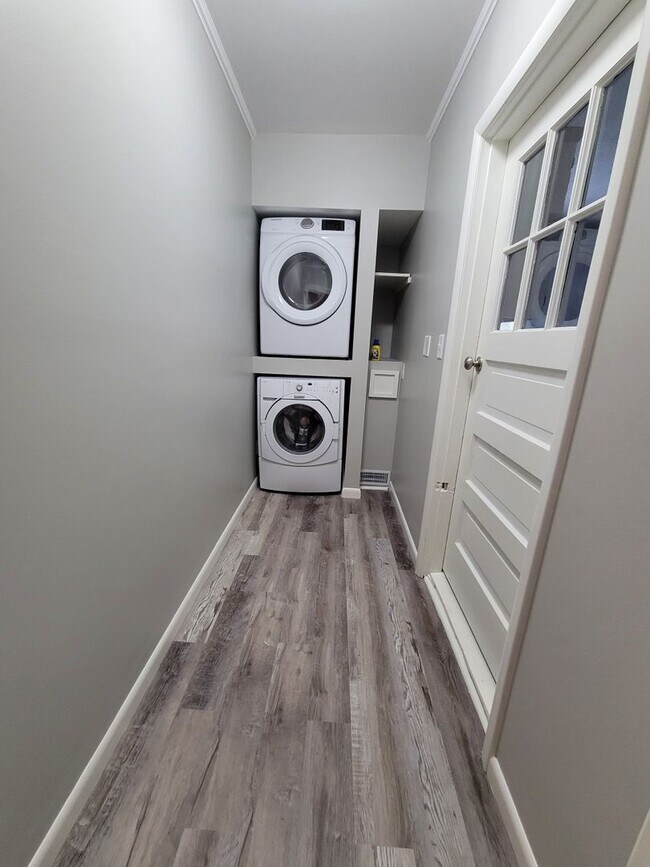 Building Photo - Beautiful 4 bedroom 2.5 house