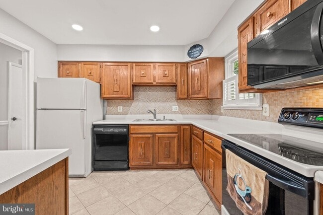 Building Photo - 5590 Neddleton Ave