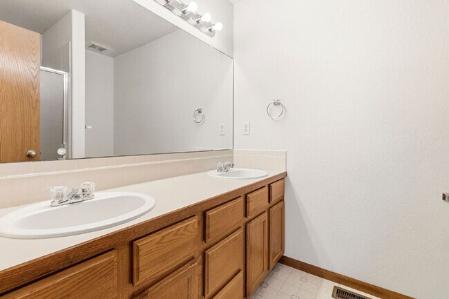 Building Photo - Great Ranch in the heart of Loveland!