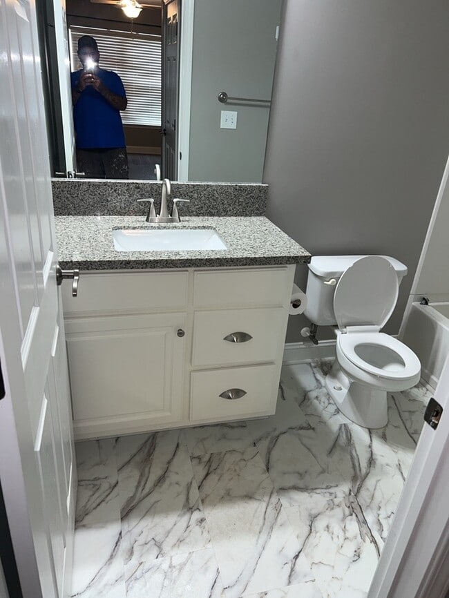 Building Photo - 3 Bedroom 2 Bathroom