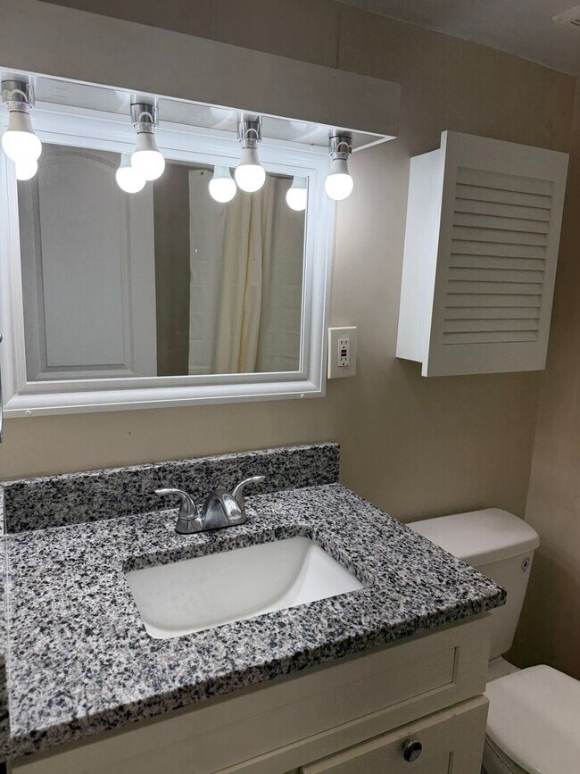 Building Photo - Knoxville 37919 - 1 bedroom, 1 bath Apartment on main floor with no steps - Mac Tobler (865) 755-...