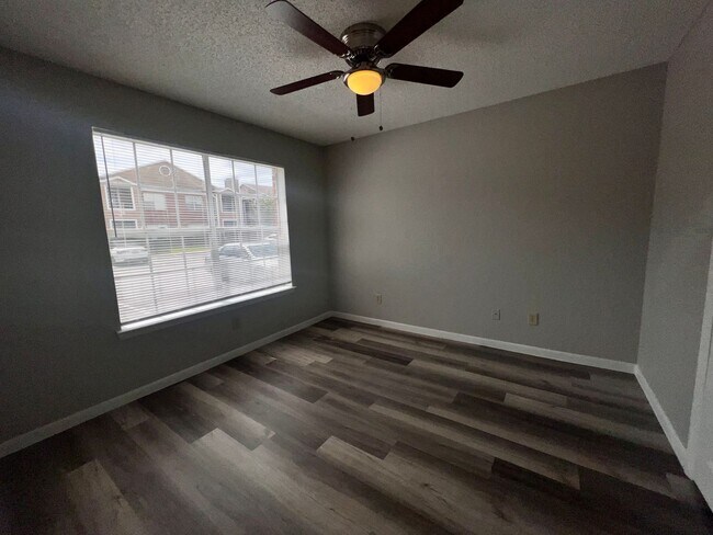 Building Photo - 3/2 Regency Gardens 1st Floor Condo with New Plank Fooring, Stainless Appliances, and Fresh Paint!
