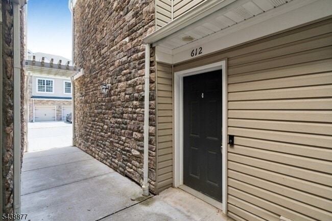 Building Photo - 612 Lopez Ln