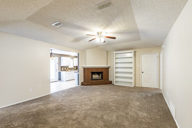 Building Photo - Beautiful House with Extra Room!