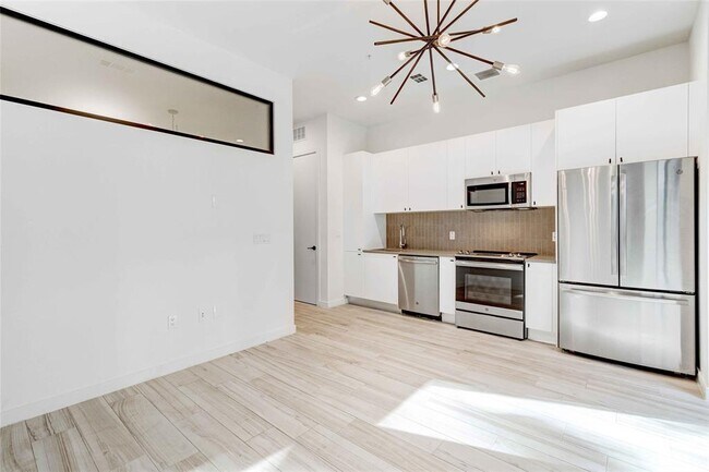 Building Photo - 800 Embassy Dr