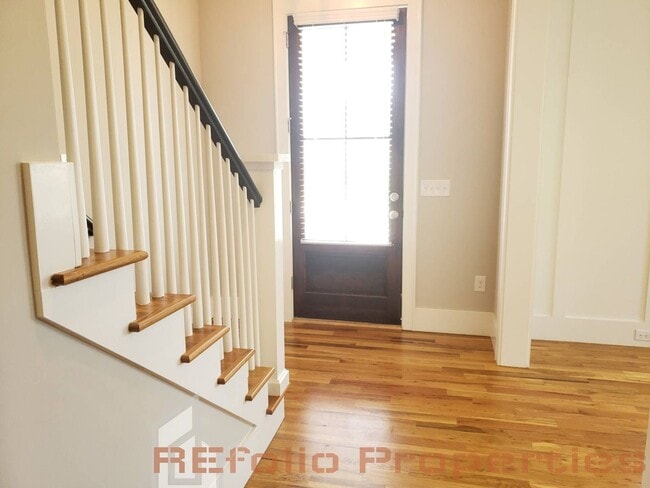 Building Photo - 413 Ancient Oaks Dr