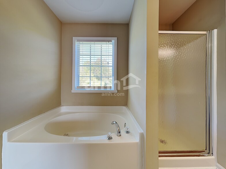 Building Photo - 5065 Walden Ridge Dr