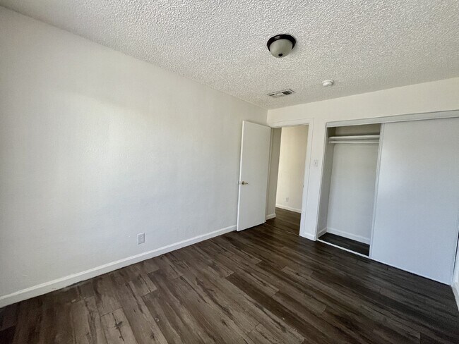 Building Photo - Single story 1 bedroom 1 bath condo availa...