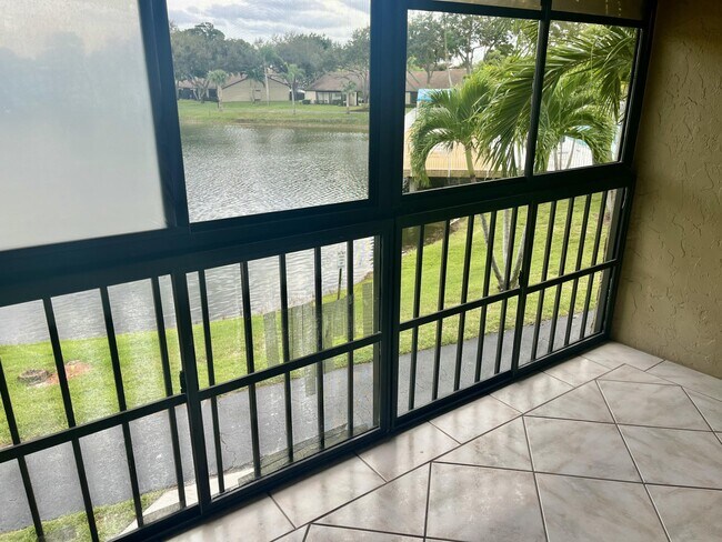 Building Photo - 536 Shady Pine Way