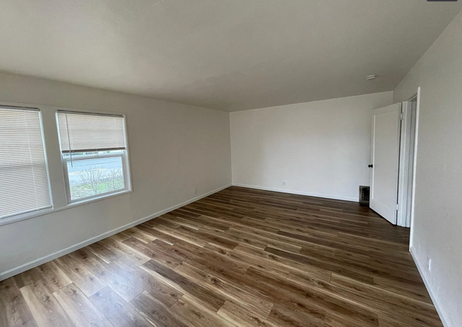 Building Photo - SPACIOUS 2bed/1bath unit available now!!