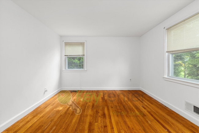 Building Photo - Bright 2BR/1BA Apartment with Private Entr...