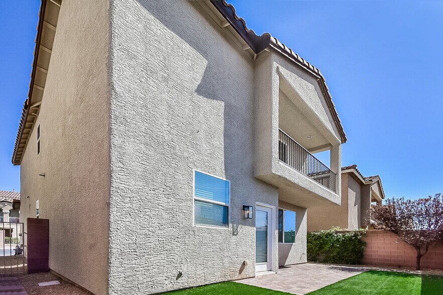 Building Photo - 10541 W Gilmore Ave