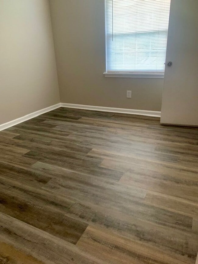 Building Photo - Adorable 2 bedroom 1 bath Condominium in C...