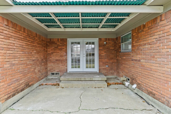Building Photo - 1301 Swallow Ln