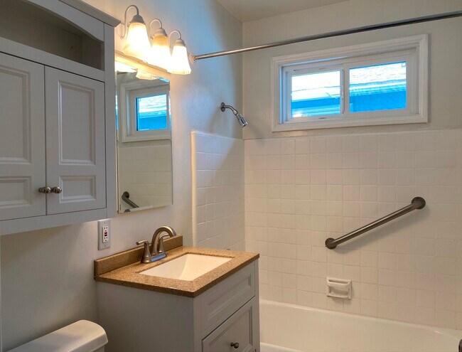 Building Photo - 504 N Hollywood Way