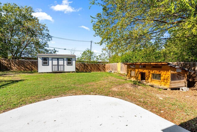 Building Photo - Beautifully Renovated East Austin Home with Large Fenced Yard