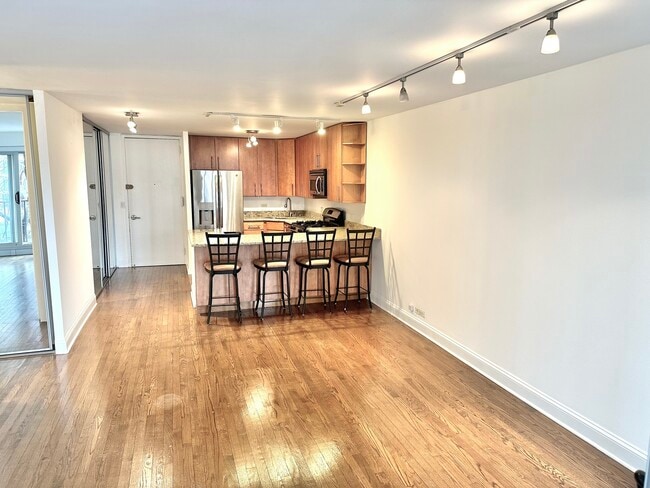 Building Photo - 1960 N Lincoln Park W