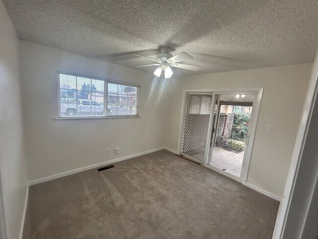 Building Photo - 4 Bedroom 2 bath in Oakdale Ca