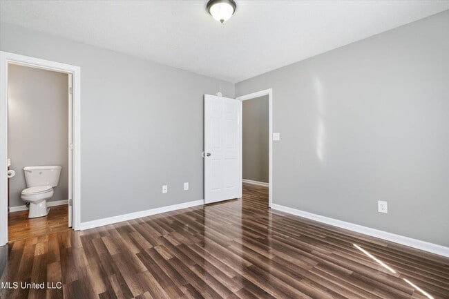 Building Photo - SUPER CUTE THREE BEDROOM 3 BATH TOWNHOME
