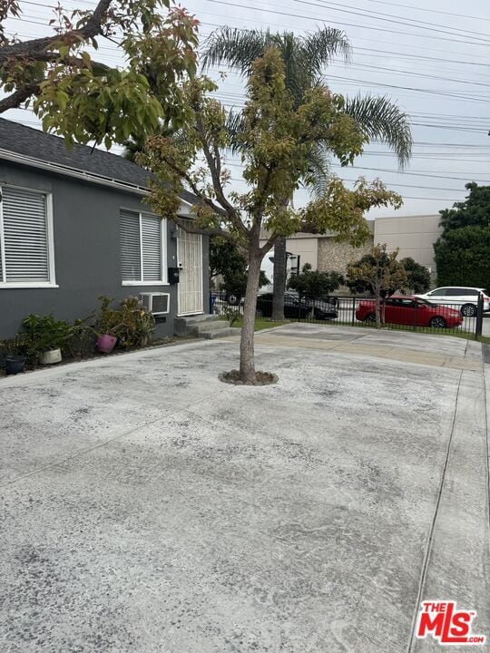 Building Photo - 6627 Kraft Ave