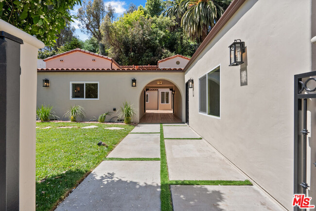 Building Photo - 1527 N Beverly Dr