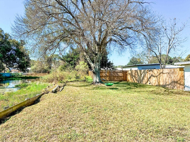 Building Photo - 1540 Lake Howard Dr