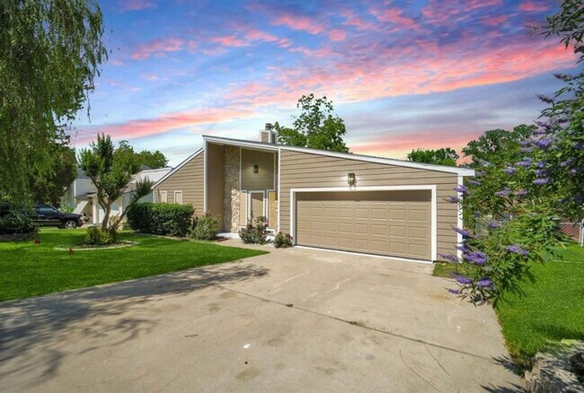 Primary Photo - 964 Lake View Dr