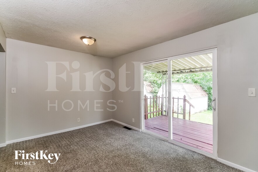 Building Photo - 2031 Sharon Ave