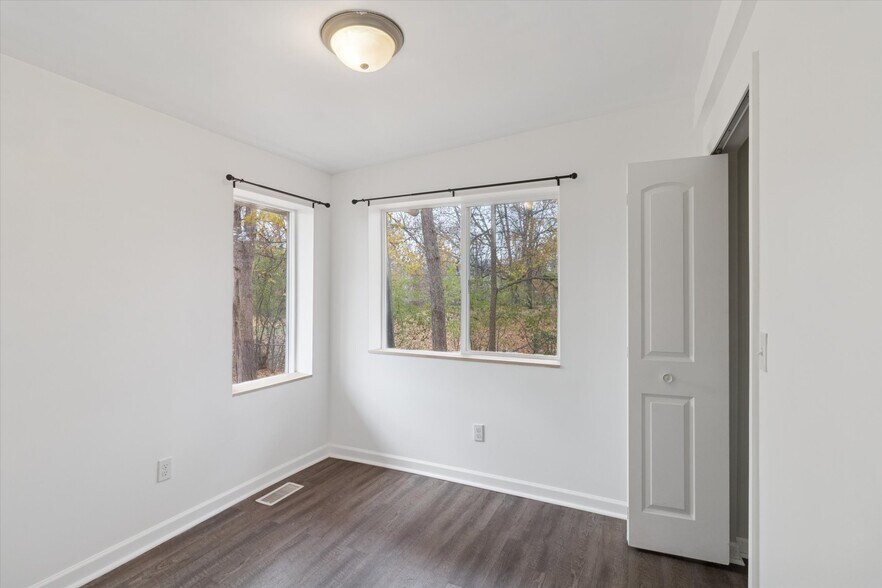 Building Photo - 671 W Clark Rd