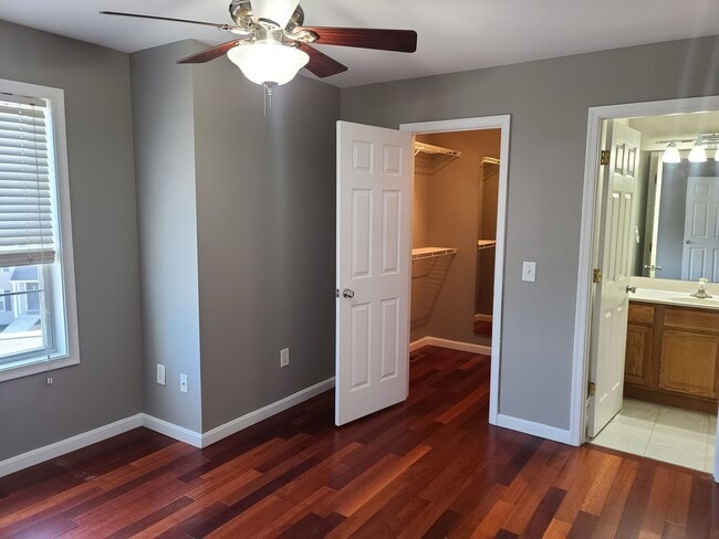 Building Photo - 3 Bedroom 2 1/2 bath end unit Townhome for...