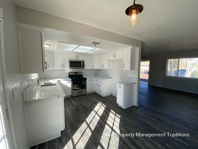 Building Photo - Lake Los Angeles 3 + 2 with HUGE yard!