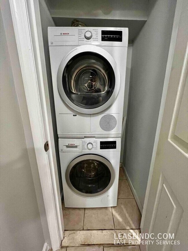 Building Photo - 1016 11th St NE