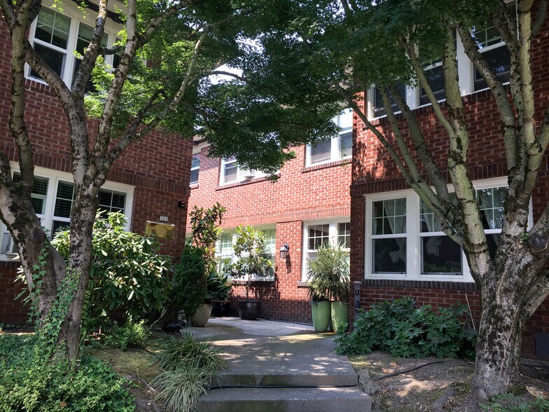 Entranceway - 701 NE 28th Ave