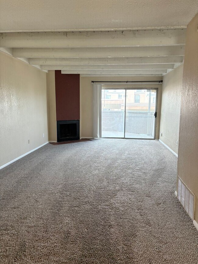Building Photo - 2 Bedroom Lower Level Unit - ALL UTILITIES...