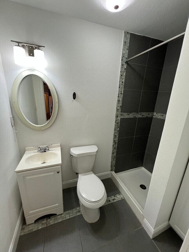Building Photo - Cool home in East Austin - Don't Miss this...