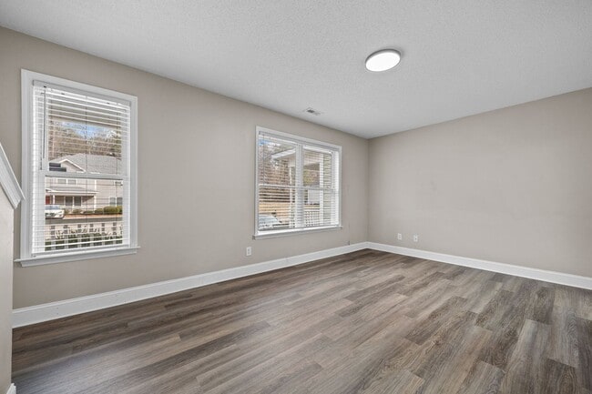 Building Photo - 3 Bedroom Duplex in Lillington