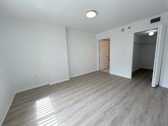 Building Photo - "Modern 2 Bed/2 Bath Condo in Prime Miami ...