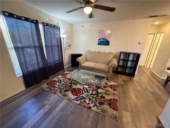 Building Photo - 943 SE Mayo Dr