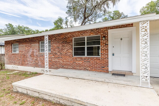 Building Photo - 1526 W Beresford Ave