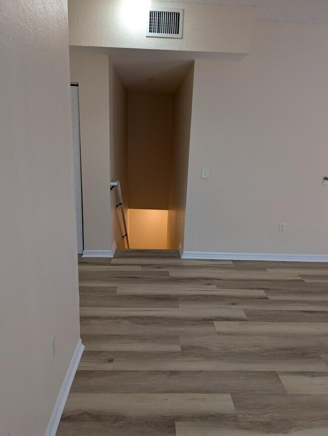Building Photo - 350 Crestwood Cir