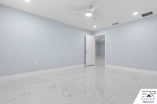 Building Photo - 10 Llovera Pl