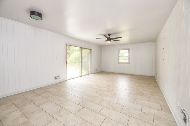 Building Photo - 9 Castlewood Dr