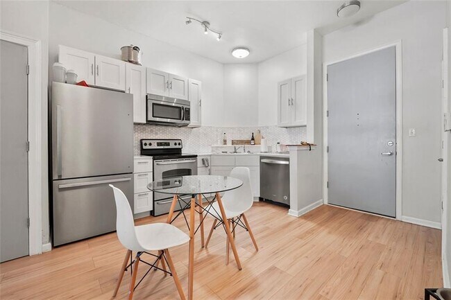 Building Photo - 898 Oak St SW