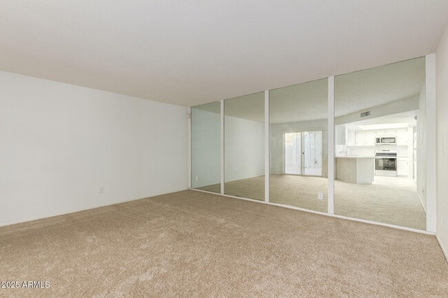 Building Photo - 2128 E Villa Ct