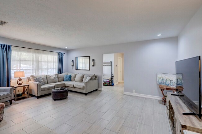 Building Photo - 1456 Jasmine Way
