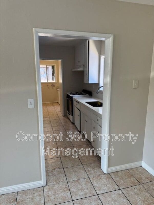 Building Photo - 9332 1/4 ELM VISTA DR