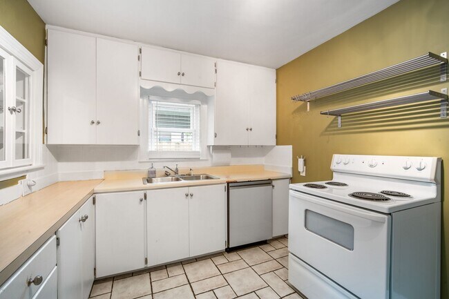 Building Photo - Spacious 2-Bedroom Home with Front Porch, ...